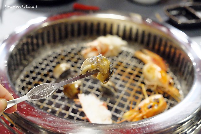 舞蟹┃台中西屯美食：$1350元~活凍帝王蟹、安格斯黑牛、頂級燒烤吃到飽，每日配送新鮮漁獲，刺身、握壽司，台灣啤酒喝到飽，Haagen-Dazs冰淇淋 @飛天璇的口袋