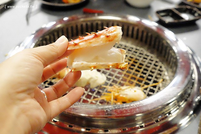 舞蟹┃台中西屯美食：$1350元~活凍帝王蟹、安格斯黑牛、頂級燒烤吃到飽，每日配送新鮮漁獲，刺身、握壽司，台灣啤酒喝到飽，Haagen-Dazs冰淇淋 @飛天璇的口袋