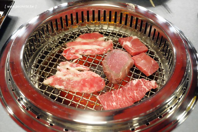 舞蟹┃台中西屯美食：$1350元~活凍帝王蟹、安格斯黑牛、頂級燒烤吃到飽，每日配送新鮮漁獲，刺身、握壽司，台灣啤酒喝到飽，Haagen-Dazs冰淇淋 @飛天璇的口袋