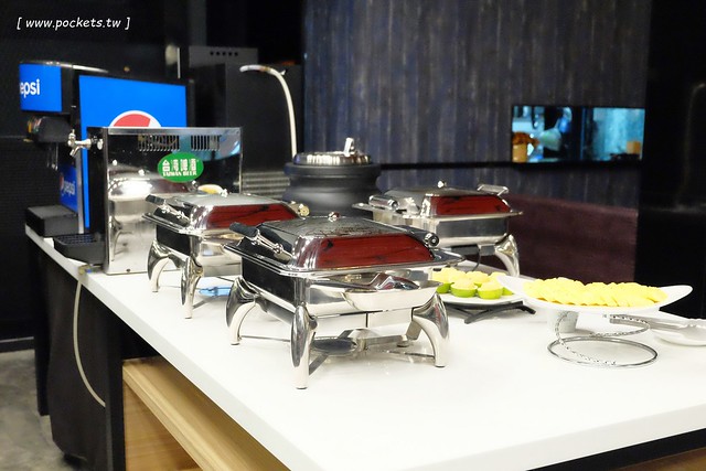 舞蟹┃台中西屯美食：$1350元~活凍帝王蟹、安格斯黑牛、頂級燒烤吃到飽，每日配送新鮮漁獲，刺身、握壽司，台灣啤酒喝到飽，Haagen-Dazs冰淇淋 @飛天璇的口袋