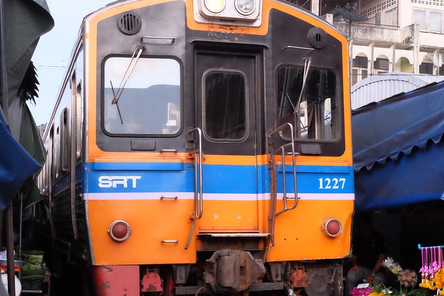 泰國曼谷｜美功鐵道市場 Maeklong．曼谷近郊一日遊必訪景點，火車經過攤販特殊求生之道 @飛天璇的口袋