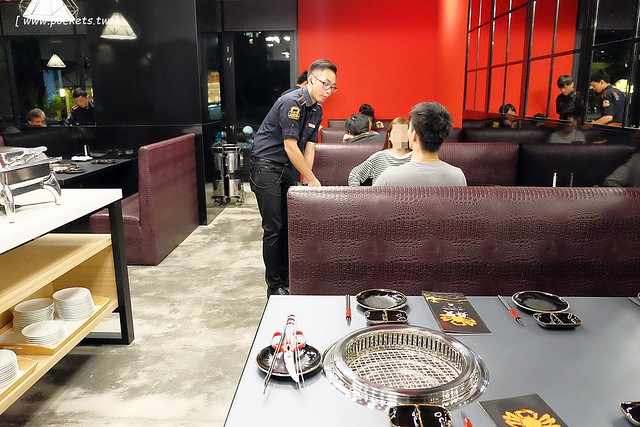 舞蟹┃台中西屯美食：$1350元~活凍帝王蟹、安格斯黑牛、頂級燒烤吃到飽，每日配送新鮮漁獲，刺身、握壽司，台灣啤酒喝到飽，Haagen-Dazs冰淇淋 @飛天璇的口袋