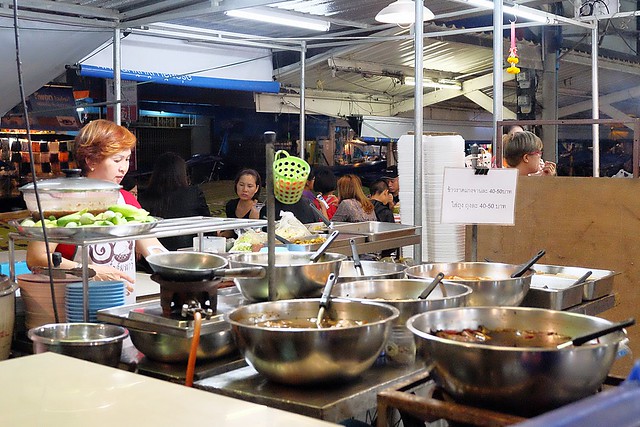 泰國安帕瓦｜安帕瓦水上市場｜每個星期五、六、日才出沒的夜市，泰國自由行最愛的景點之一，品嚐Chalsamran Amphawa ร้านอาหารเจ้าสำราญ晚餐 @飛天璇的口袋