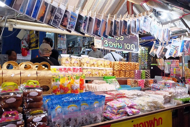 泰國安帕瓦｜安帕瓦水上市場｜每個星期五、六、日才出沒的夜市，泰國自由行最愛的景點之一，品嚐Chalsamran Amphawa ร้านอาหารเจ้าสำราญ晚餐 @飛天璇的口袋