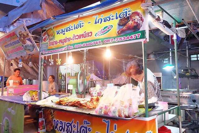 泰國安帕瓦｜安帕瓦水上市場｜每個星期五、六、日才出沒的夜市，泰國自由行最愛的景點之一，品嚐Chalsamran Amphawa ร้านอาหารเจ้าสำราญ晚餐 @飛天璇的口袋