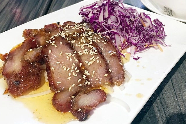 台中北屯｜寶達港式茶餐廳．香港師傅開的港式茶餐廳，推薦脆皮吊燒雞必點 @飛天璇的口袋