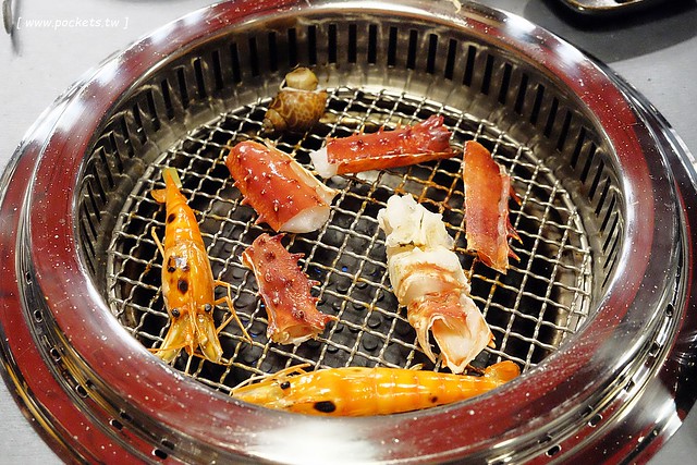 舞蟹┃台中西屯美食：$1350元~活凍帝王蟹、安格斯黑牛、頂級燒烤吃到飽，每日配送新鮮漁獲，刺身、握壽司，台灣啤酒喝到飽，Haagen-Dazs冰淇淋 @飛天璇的口袋