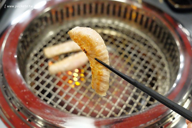 舞蟹┃台中西屯美食：$1350元~活凍帝王蟹、安格斯黑牛、頂級燒烤吃到飽，每日配送新鮮漁獲，刺身、握壽司，台灣啤酒喝到飽，Haagen-Dazs冰淇淋 @飛天璇的口袋