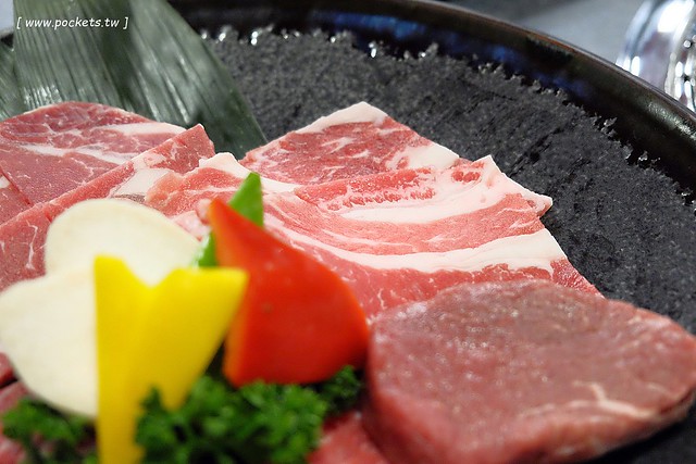 舞蟹┃台中西屯美食：$1350元~活凍帝王蟹、安格斯黑牛、頂級燒烤吃到飽，每日配送新鮮漁獲，刺身、握壽司，台灣啤酒喝到飽，Haagen-Dazs冰淇淋 @飛天璇的口袋