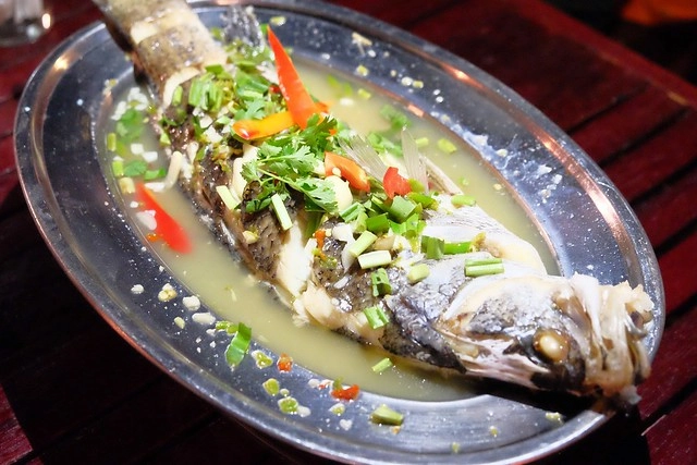 泰國安帕瓦｜安帕瓦水上市場｜每個星期五、六、日才出沒的夜市，泰國自由行最愛的景點之一，品嚐Chalsamran Amphawa ร้านอาหารเจ้าสำราญ晚餐 @飛天璇的口袋