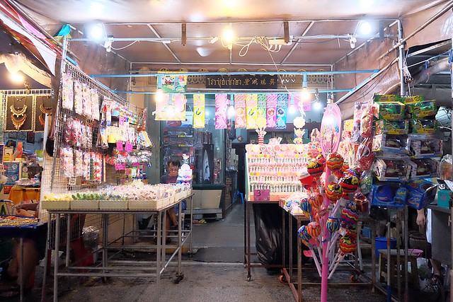 泰國安帕瓦｜安帕瓦水上市場｜每個星期五、六、日才出沒的夜市，泰國自由行最愛的景點之一，品嚐Chalsamran Amphawa ร้านอาหารเจ้าสำราญ晚餐 @飛天璇的口袋