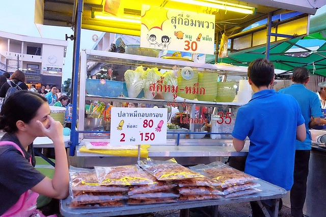 泰國安帕瓦｜安帕瓦水上市場｜每個星期五、六、日才出沒的夜市，泰國自由行最愛的景點之一，品嚐Chalsamran Amphawa ร้านอาหารเจ้าสำราญ晚餐 @飛天璇的口袋