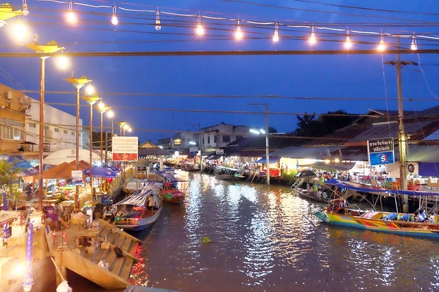 泰國安帕瓦｜安帕瓦水上市場｜每個星期五、六、日才出沒的夜市，泰國自由行最愛的景點之一，品嚐Chalsamran Amphawa ร้านอาหารเจ้าสำราญ晚餐 @飛天璇的口袋