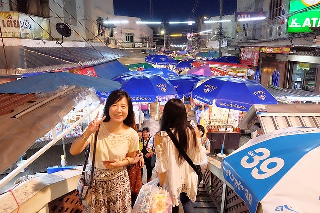 泰國安帕瓦｜安帕瓦水上市場｜每個星期五、六、日才出沒的夜市，泰國自由行最愛的景點之一，品嚐Chalsamran Amphawa ร้านอาหารเจ้าสำราญ晚餐 @飛天璇的口袋