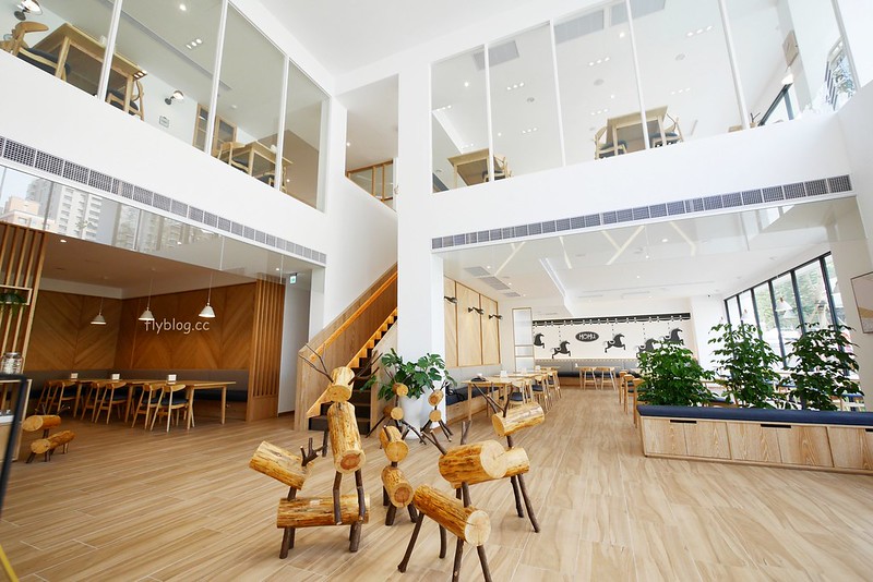 萌木之村 MOMU┃台中西屯：城市中遇見森林裡的童話之村，超可愛又好拍的複合式餐廳，中科商圈美食餐廳推薦 @飛天璇的口袋