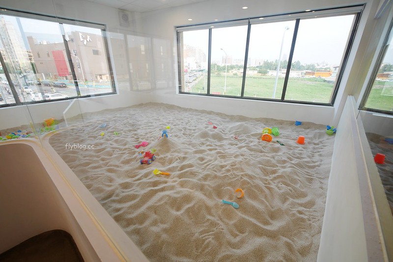 小島3.5．Island Aurora：有三隻可愛大恐龍的親子餐廳，沙坑、球池、溜滑梯、家家酒、閱讀室 @飛天璇的口袋