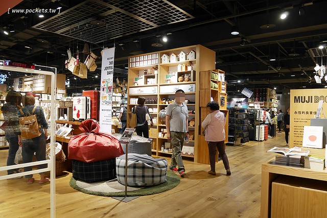 MUJI無印良品生活研究所台中旗艦店┃台中西屯美食：Caf&eacute; & Meal MUJI在台中新光三越，簡單又天然的餐點，結合美食餐點和商店購物 @飛天璇的口袋