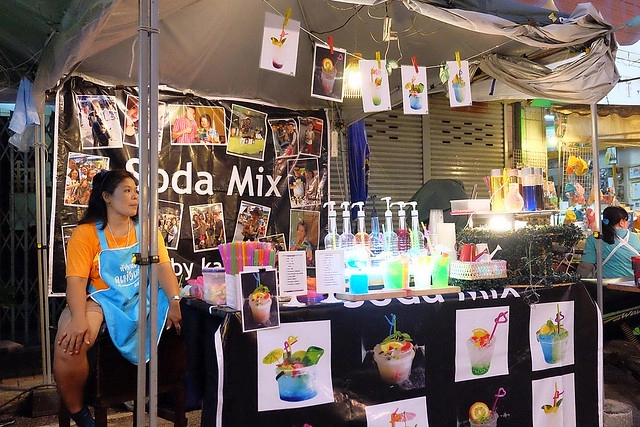 泰國安帕瓦｜安帕瓦水上市場｜每個星期五、六、日才出沒的夜市，泰國自由行最愛的景點之一，品嚐Chalsamran Amphawa ร้านอาหารเจ้าสำราญ晚餐 @飛天璇的口袋