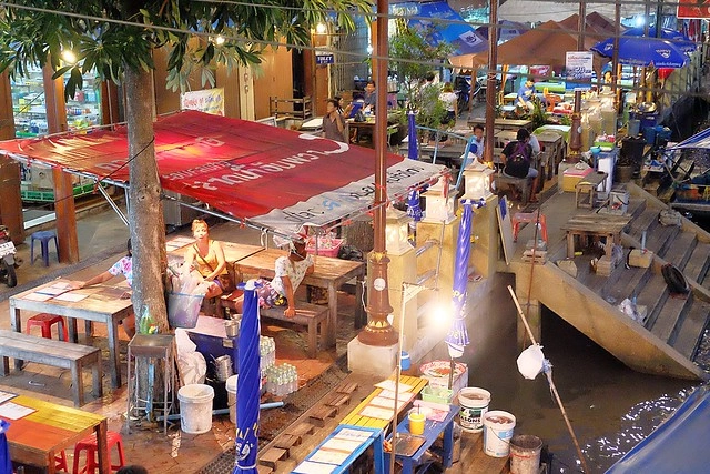 泰國安帕瓦｜安帕瓦水上市場｜每個星期五、六、日才出沒的夜市，泰國自由行最愛的景點之一，品嚐Chalsamran Amphawa ร้านอาหารเจ้าสำราญ晚餐 @飛天璇的口袋