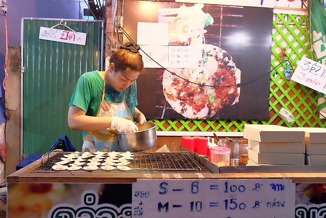 泰國安帕瓦｜安帕瓦水上市場｜每個星期五、六、日才出沒的夜市，泰國自由行最愛的景點之一，品嚐Chalsamran Amphawa ร้านอาหารเจ้าสำราญ晚餐 @飛天璇的口袋