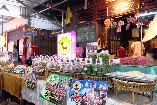 泰國安帕瓦｜安帕瓦水上市場｜每個星期五、六、日才出沒的夜市，泰國自由行最愛的景點之一，品嚐Chalsamran Amphawa ร้านอาหารเจ้าสำราญ晚餐 @飛天璇的口袋