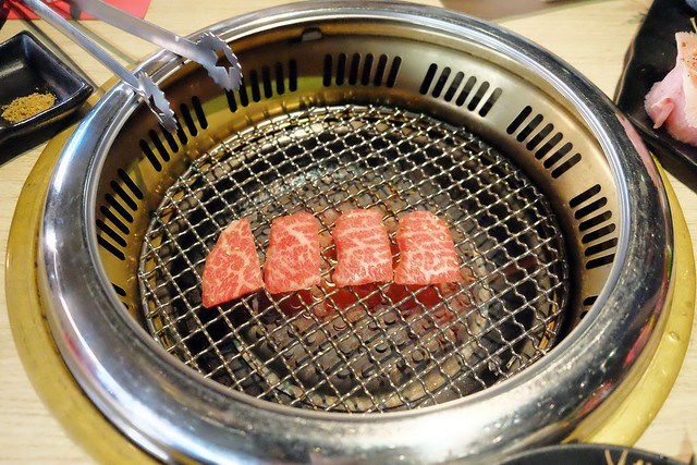 一頭牛日式燒肉．清酒┃台中南屯美食：台中公益路日式燒肉店，全新菜單11月新上市，大口享受9A級和牛套餐 @飛天璇的口袋