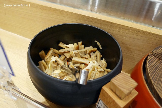 金子半之助｜號稱日本第一天丼，台北車站二樓美食，料多到滿個爆出來了，好吃但是吃完會小膩 @飛天璇的口袋