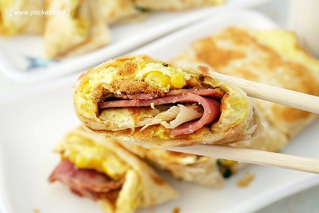 【台中東區】有力酥皮蛋餅：蛋餅現桿現煎，少見的酥皮的口感，綜合口味100%的飽足感 @飛天璇的口袋