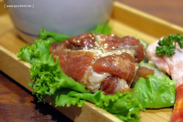 滋滋咕嚕쩝쩝꿀꺽韓式烤肉專門店┃台中西區美食：藝人納豆開的韓式烤肉店，位於勤美綠園道旁邊，環境不錯服務很好 @飛天璇的口袋