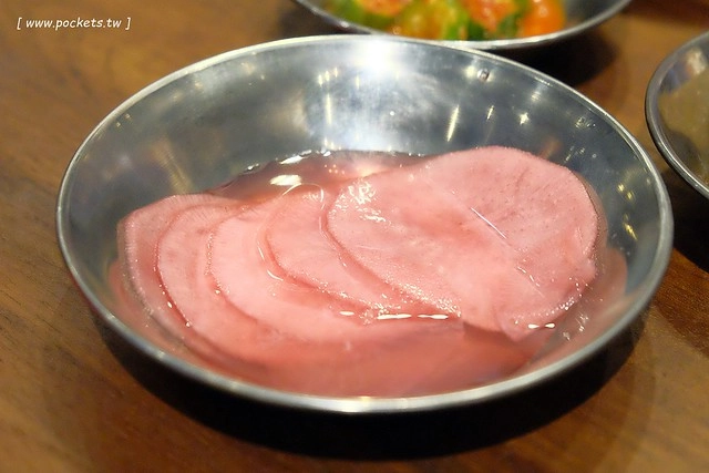 滋滋咕嚕쩝쩝꿀꺽韓式烤肉專門店┃台中西區美食：藝人納豆開的韓式烤肉店，位於勤美綠園道旁邊，環境不錯服務很好 @飛天璇的口袋