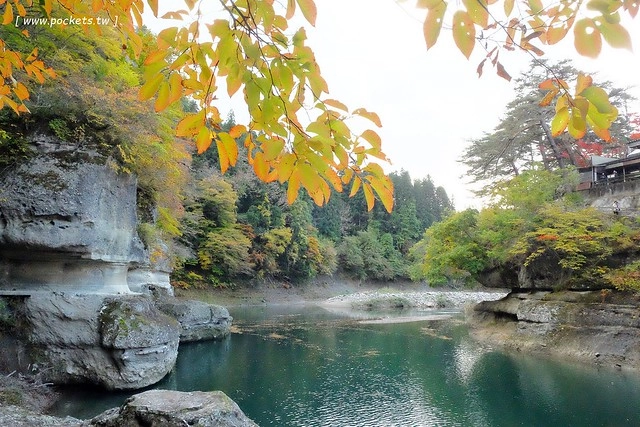 塔崖(塔のへつり)┃福島景點推薦：會津鐵道隱藏版密境，百萬年造就絕美風景，體驗大自然的鬼斧神工，秋天最適合賞楓旅遊 @飛天璇的口袋