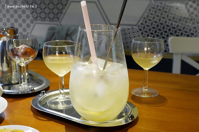 厝咖 True Colors┃台中西屯美食：隱身巷弄間的個人手作甜點工坊，可以品嚐世面世見的甜點種類，還有個人推薦冰滴咖啡和香水檸檬氣泡 @飛天璇的口袋