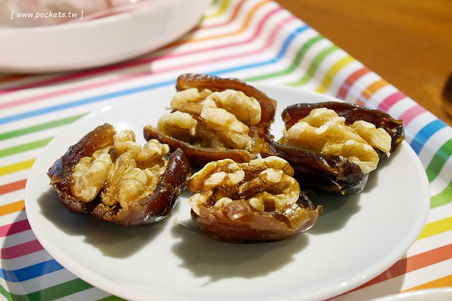 厝咖 True Colors┃台中西屯美食：隱身巷弄間的個人手作甜點工坊，可以品嚐世面世見的甜點種類，還有個人推薦冰滴咖啡和香水檸檬氣泡 @飛天璇的口袋