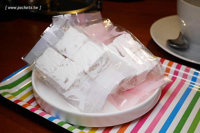 厝咖 True Colors┃台中西屯美食：隱身巷弄間的個人手作甜點工坊，可以品嚐世面世見的甜點種類，還有個人推薦冰滴咖啡和香水檸檬氣泡 @飛天璇的口袋