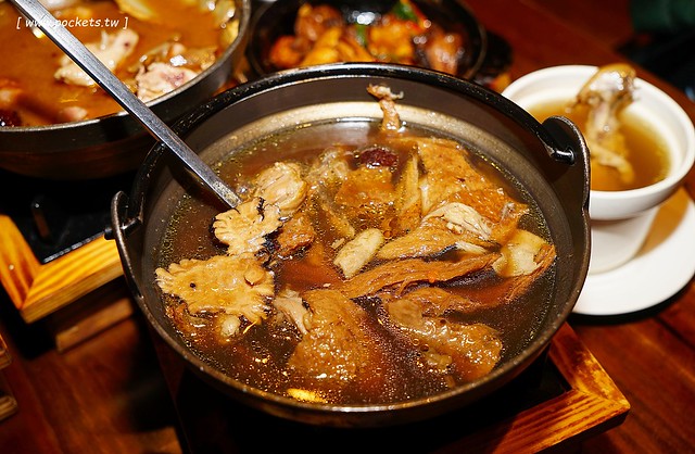 新唐人御品豬腳┃台中北屯美食：平價用心的復古美食，冬天限定湯品鍋鍋$139元新上市，2017春節年菜熱情預約中 @飛天璇的口袋