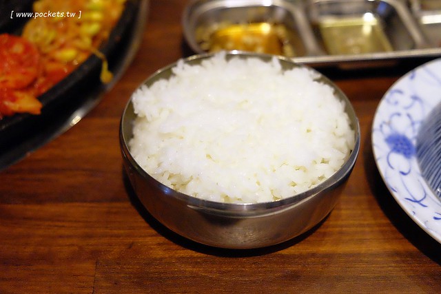 滋滋咕嚕쩝쩝꿀꺽韓式烤肉專門店┃台中西區美食：藝人納豆開的韓式烤肉店，位於勤美綠園道旁邊，環境不錯服務很好 @飛天璇的口袋