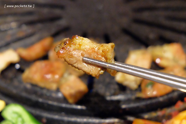 滋滋咕嚕쩝쩝꿀꺽韓式烤肉專門店┃台中西區美食：藝人納豆開的韓式烤肉店，位於勤美綠園道旁邊，環境不錯服務很好 @飛天璇的口袋