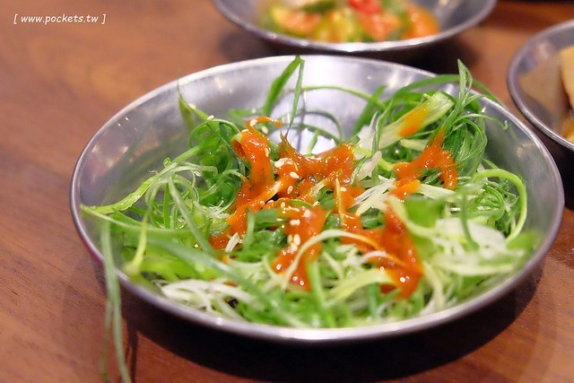 滋滋咕嚕쩝쩝꿀꺽韓式烤肉專門店┃台中西區美食：藝人納豆開的韓式烤肉店，位於勤美綠園道旁邊，環境不錯服務很好 @飛天璇的口袋