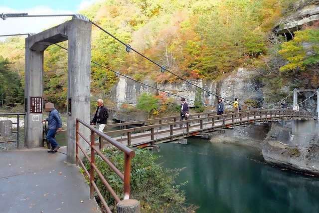 塔崖(塔のへつり)┃福島景點推薦：會津鐵道隱藏版密境，百萬年造就絕美風景，體驗大自然的鬼斧神工，秋天最適合賞楓旅遊 @飛天璇的口袋