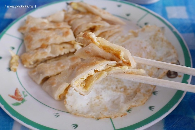 台中北區｜澎湖早點．現桿現煎的蛋餅香酥脆口，蛋餅搭配餛飩湯特殊吃法 @飛天璇的口袋