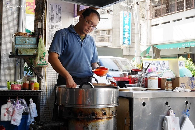 台中北區｜澎湖早點．現桿現煎的蛋餅香酥脆口，蛋餅搭配餛飩湯特殊吃法 @飛天璇的口袋
