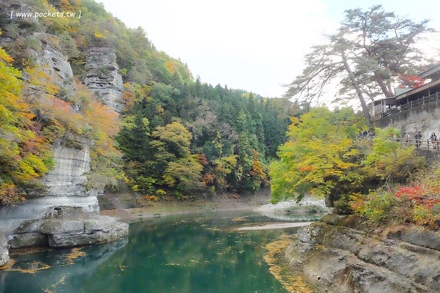 塔崖(塔のへつり)┃福島景點推薦：會津鐵道隱藏版密境，百萬年造就絕美風景，體驗大自然的鬼斧神工，秋天最適合賞楓旅遊 @飛天璇的口袋