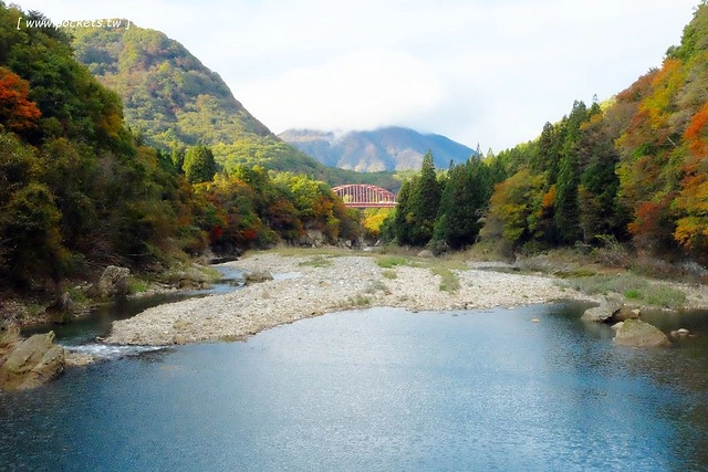 塔崖(塔のへつり)┃福島景點推薦：會津鐵道隱藏版密境，百萬年造就絕美風景，體驗大自然的鬼斧神工，秋天最適合賞楓旅遊 @飛天璇的口袋