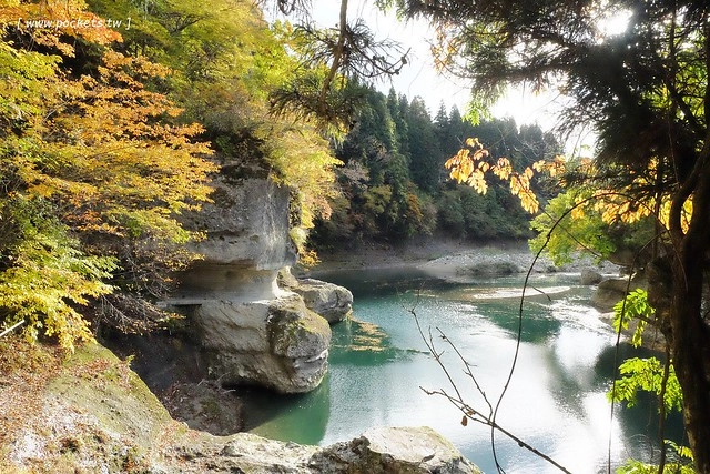 塔崖(塔のへつり)┃福島景點推薦：會津鐵道隱藏版密境，百萬年造就絕美風景，體驗大自然的鬼斧神工，秋天最適合賞楓旅遊 @飛天璇的口袋