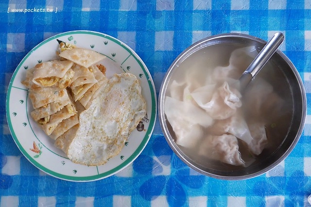 台中北區｜澎湖早點．現桿現煎的蛋餅香酥脆口，蛋餅搭配餛飩湯特殊吃法 @飛天璇的口袋
