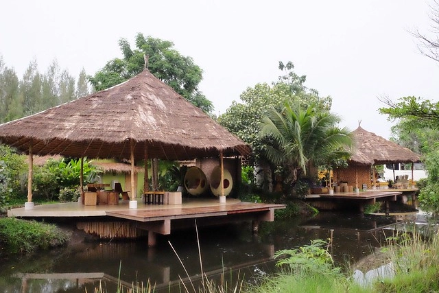 泰國安帕瓦｜Asita Eco Resort 阿希塔生態度假村｜以環保為主的綠色飯店，享受緊鄰河畔的小木屋風情 @飛天璇的口袋