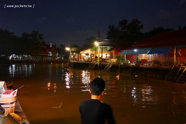 泰國安帕瓦｜泰國水燈節(Loy Krathong Festival)｜安帕瓦Amphawa水燈節，賞船賞螢火蟲，船上施放水燈活動 @飛天璇的口袋