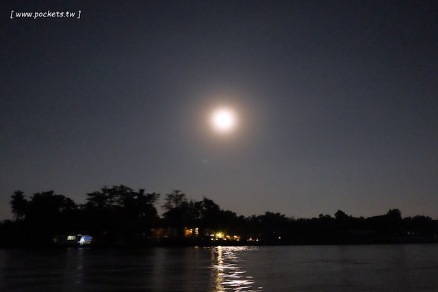泰國安帕瓦｜泰國水燈節(Loy Krathong Festival)｜安帕瓦Amphawa水燈節，賞船賞螢火蟲，船上施放水燈活動 @飛天璇的口袋