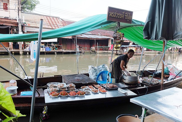 泰國安帕瓦｜泰國水燈節(Loy Krathong Festival)｜安帕瓦Amphawa水燈節，賞船賞螢火蟲，船上施放水燈活動 @飛天璇的口袋