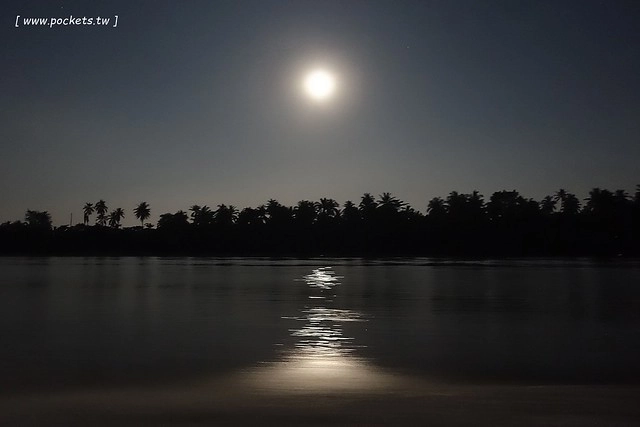 泰國安帕瓦｜泰國水燈節(Loy Krathong Festival)｜安帕瓦Amphawa水燈節，賞船賞螢火蟲，船上施放水燈活動 @飛天璇的口袋